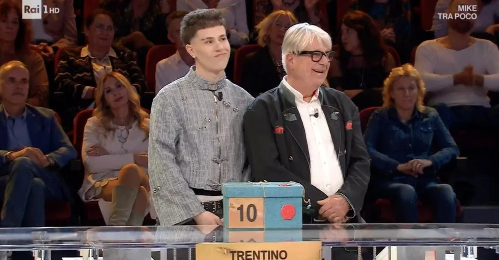 Affari Tuoi stasera 21 ottobre 2024, Gert e suo figlio si ritrovano senza niente ma De Martino li conforta: “Ci vediamo tutti a Bolzano comunque”
