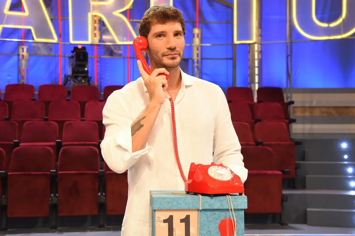 Affari Tuoi, gelo in studio: Stefano De Martino nomina l’ex Emma Marrone