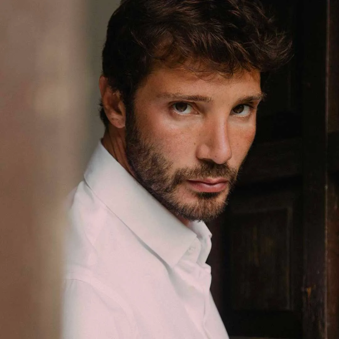 Stefano De Martino sorprende tutti: rinuncia al suo ruolo di conduttore, proteste tra i fan