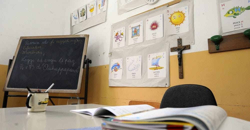 Crocifissi rotti e gettati dalla finestra da alunni di 10 anni: la punizione è rimettere in ordine la biblioteca