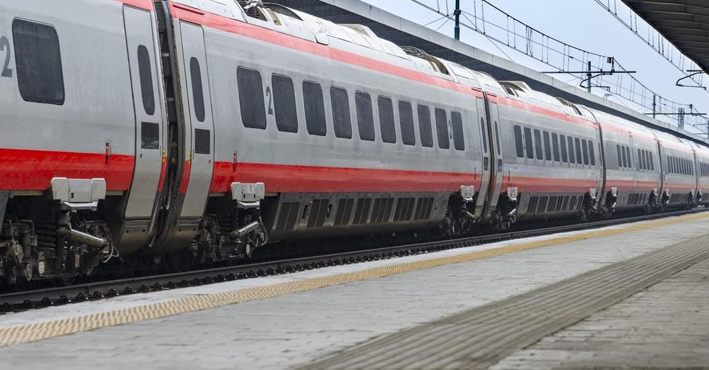 Treno Frecciargento parte con 50 minuti di anticipo per non accumulare ritardo: viaggiatori abbandonati in stazione