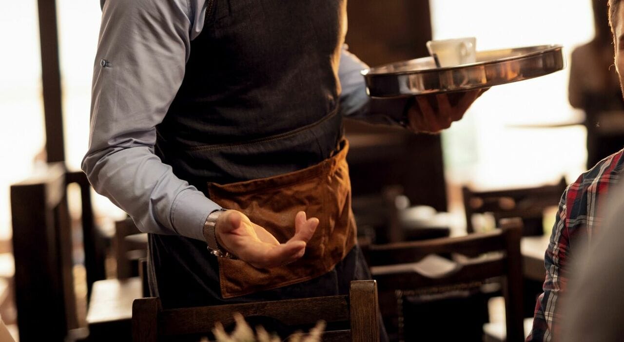 Cliente si presenta al ristorante in stato di ebbrezza e con 3 ore di ritardo, il cameriere non lo fa accomodare e viene colpito con testate