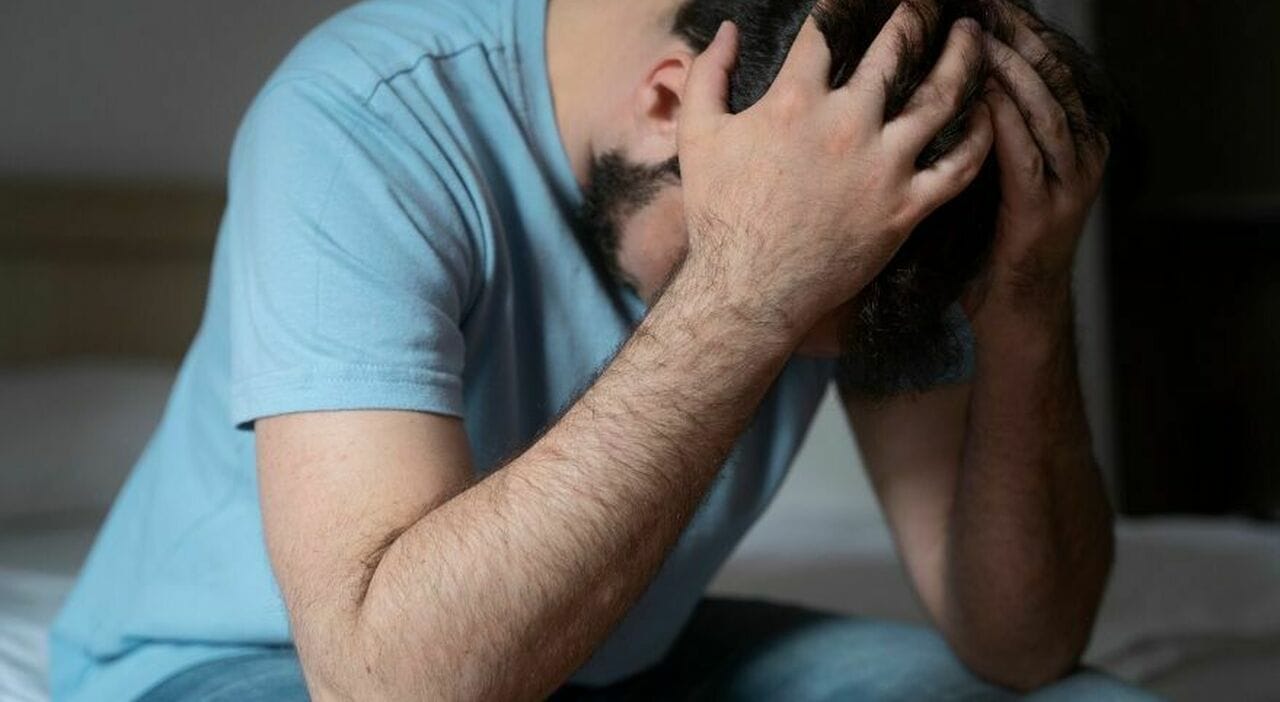 Il padre rientra a casa dopo il lavoro e scopre i suoi bambini piccoli decapitati nella vasca. Sospetti sulla madre: si aggirava nuda per le strade