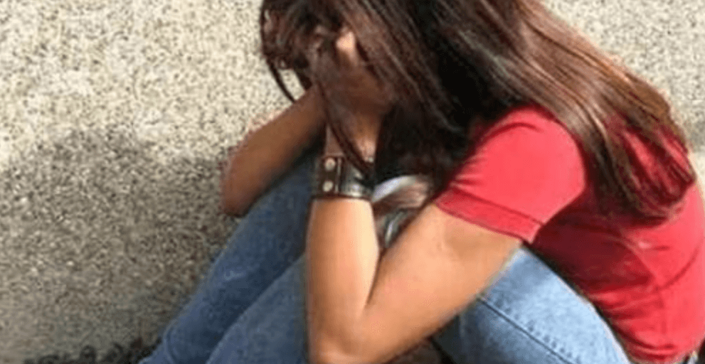 Professore condannato per aver baciato una studentessa nei bagni della scuola: tre anni e nove mesi di reclusione