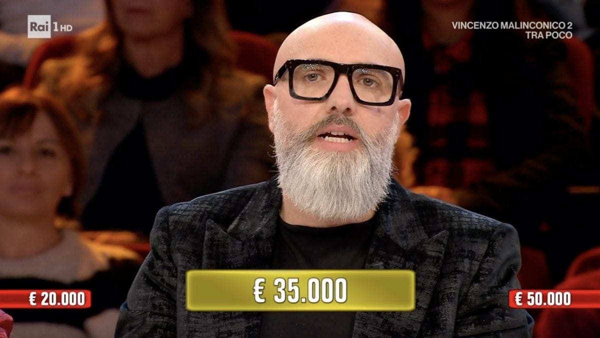 Pietro gioca ad Affari Tuoi dell’Immacolata: “Chi si accontenta, è felice” e finisce nel tranello del Dottore