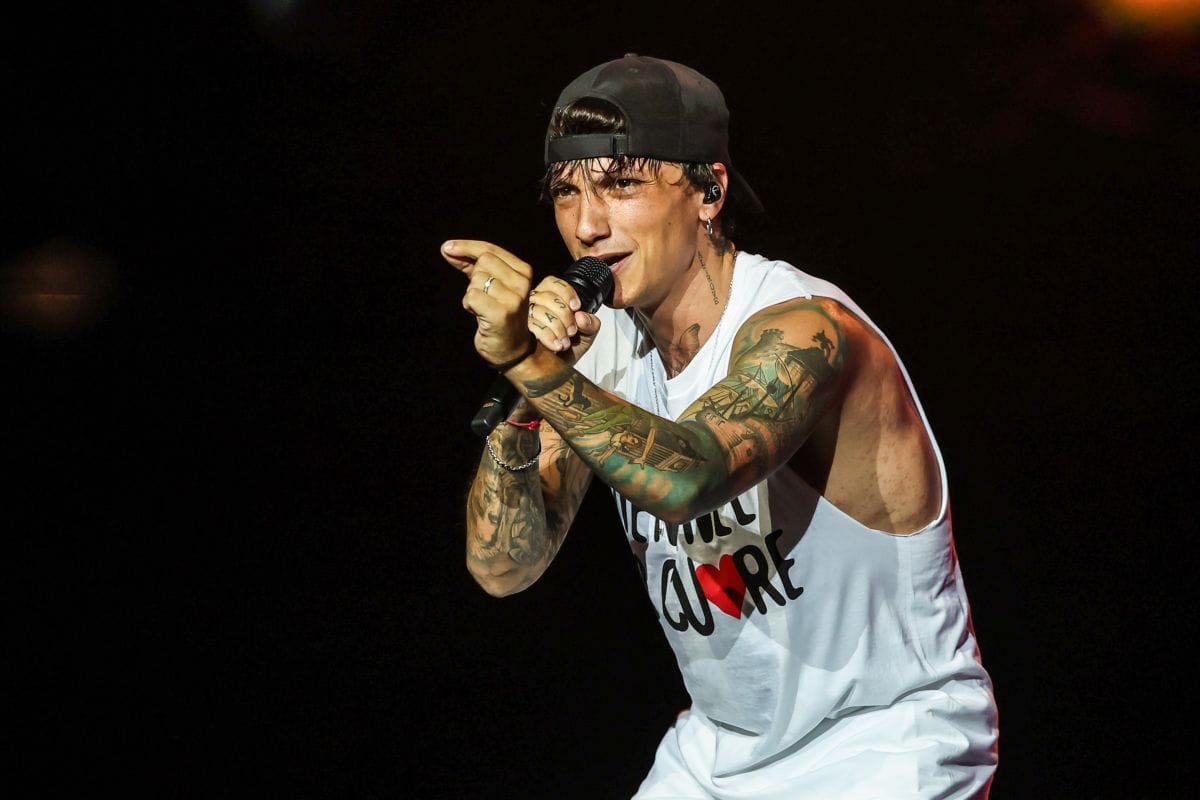 Ultimo torna in Italia: accoglienza trionfale all’aeroporto, il cantante emozionato dichiara: “Sono tornato a casa.”